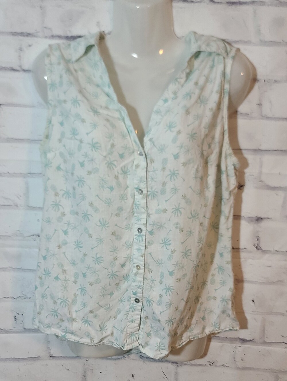 Coral Bay Women's V-Neck Sleeveless Button Front Tropical Pineapple Blouse M